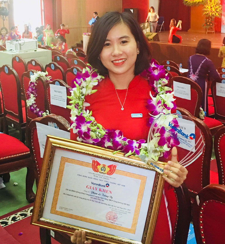 Phạm Lê Tường Vy nhận giải thưởng “Giỏi việc ngân hàng, đảm việc nhà” trong giai đoạn 2016 - 2018.
