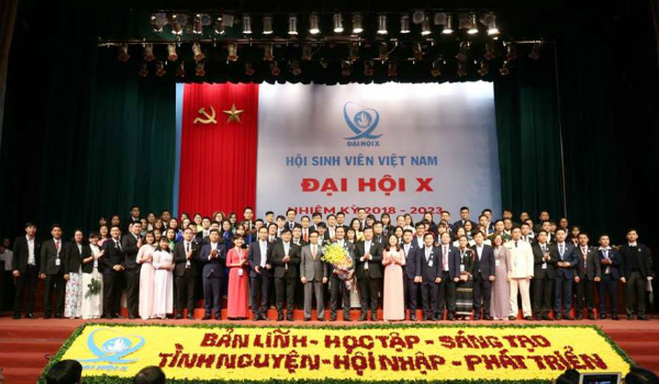 Phó Thủ tướng Vũ Đức Đam và Bí thư thứ nhất Trung ương Đoàn Lê Quốc Phong tặng hoa Ban Chấp hành Trung ương Hội Sinh viên Việt Nam khoá X, nhiệm kỳ 2018 - 2023 ra mắt Đại hội.