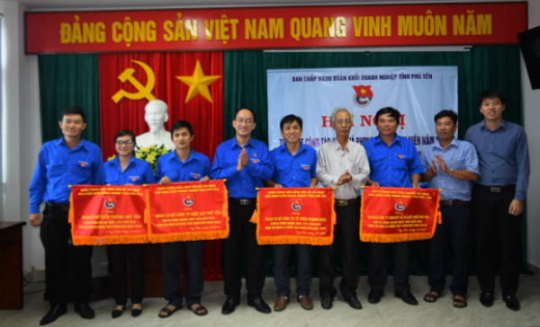 Lãnh đạo Tỉnh Đoàn, Đảng ủy Khối doanh nghiệp, Đoàn Khối doanh nghiệp tỉnh tặng cờ thi đua vững mạnh xuất sắc dẫn đầu cho 04 đơn vị.