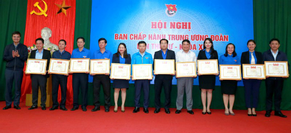 Bí thư Trung ương Đoàn Bùi Quang Huy trao tặng Bằng khen của BCH Trung ương Đoàn cho các tập thể.