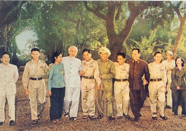 Bác Hồ với các Anh hùng, chiến sĩ thi đua miền Nam (1965).