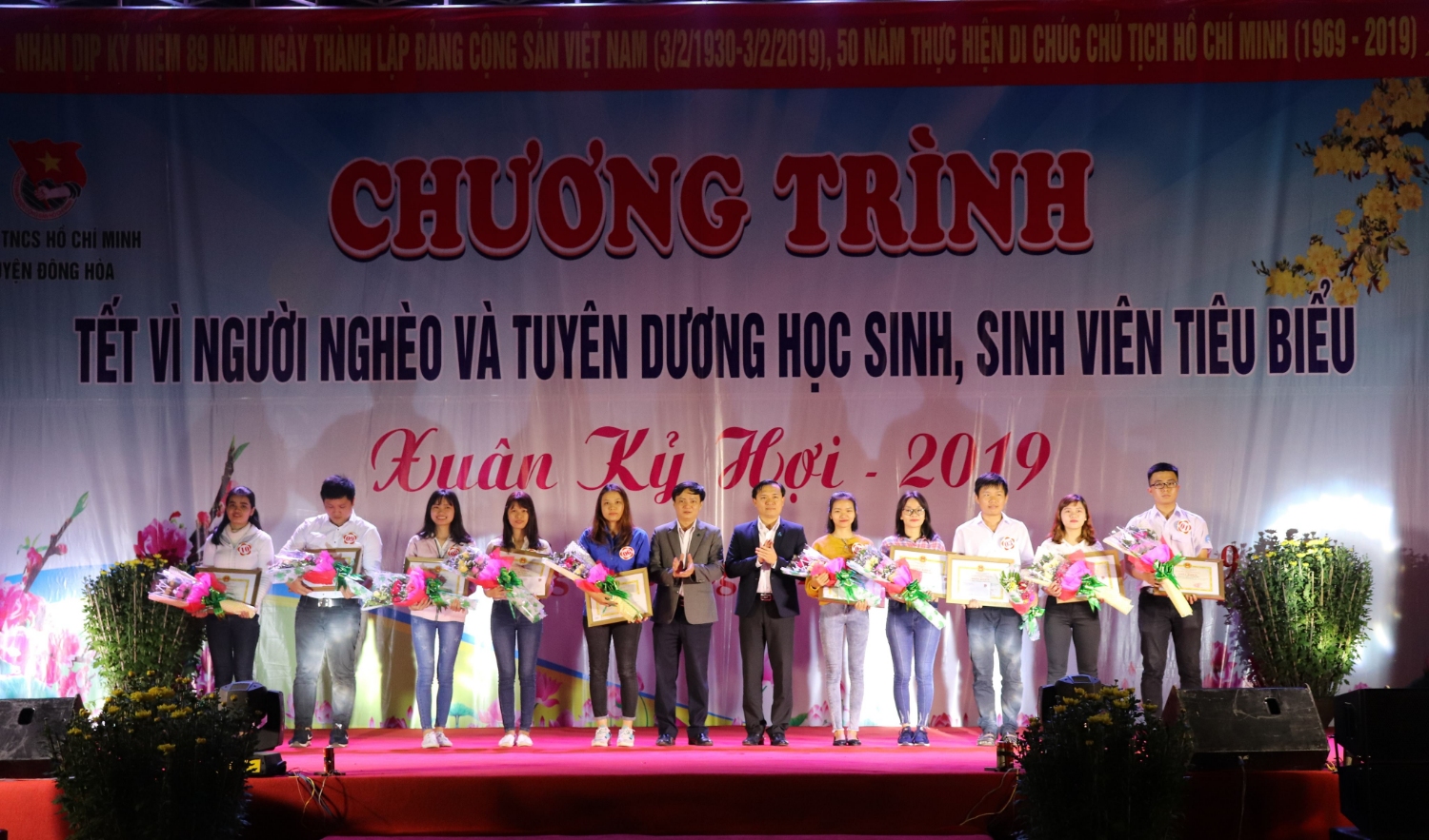 Lãnh đạo huyện Đông Hòa trao giấy khen cho 10 sinh viên xuất sắc tiêu biểu.
