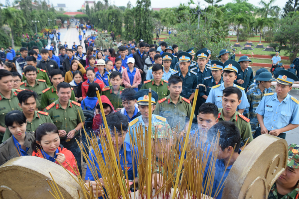 Đoàn viên, thanh niên dâng hương, đặt vòng hoa tại đài tưởng niệm.