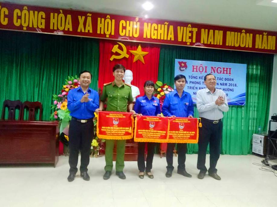 Lãnh đạo Huyện ủy Đông Hòa trao cờ thi đua dẫn đầu xuất sắc cho các đơn vị.