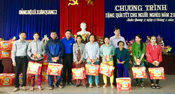 Trao quà Tết cho người dân có hoàn cảnh khó khăn ở xã Xuân Quang 2, H. Đồng Xuân.