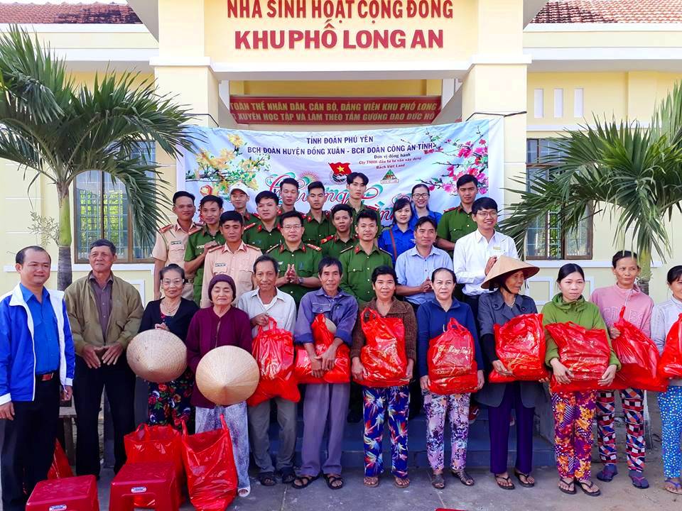 ĐVTN hai đơn vị tặng quà cho các gia đình có hoàn cảnh khó khăn tại huyện Đồng Xuân.