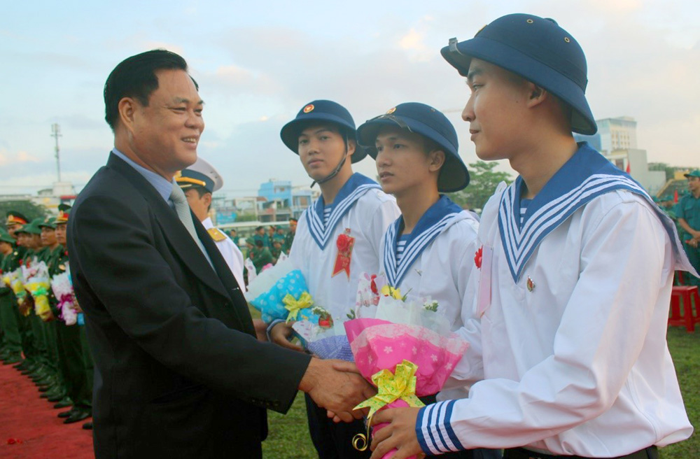 Ủy viên Trung ương Đảng, Bí thư Tỉnh ủy, Chủ tịch HĐND tỉnh Huỳnh Tấn Việt tặng hoa, động viên thanh niên TP Tuy Hòa lên đường nhập ngũ.