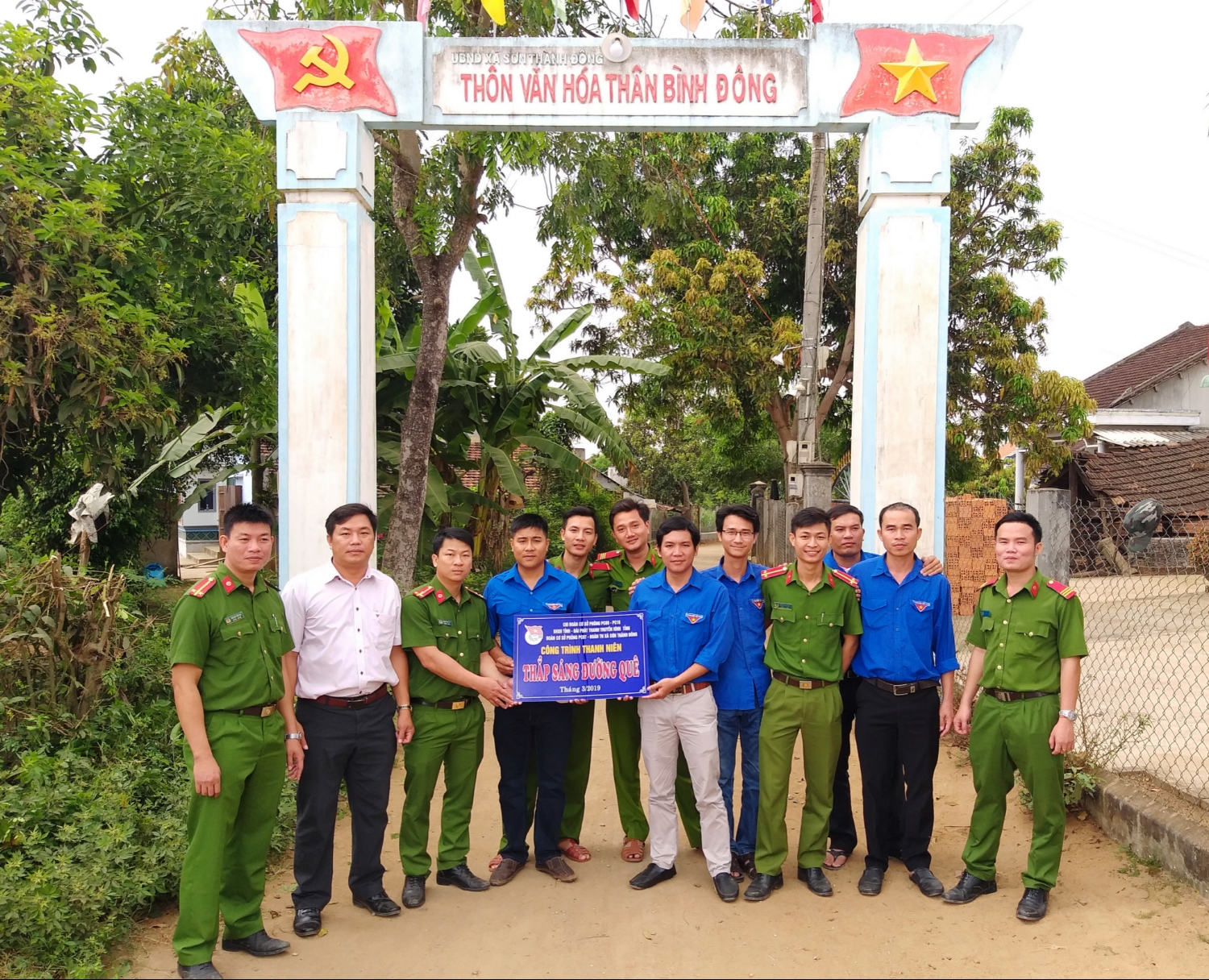 Bàn giao công trình "Thắp sáng đường quê" tại thôn Thân Bình Đông, xã Sơn Thành Đông, huyện Tây Hòa
