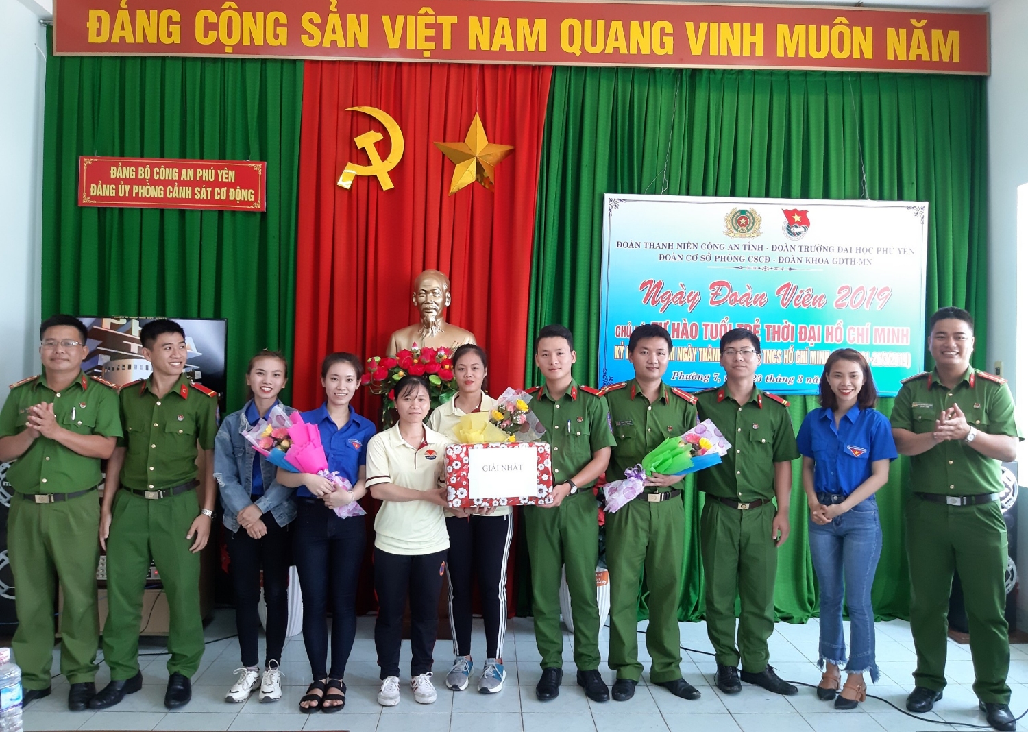 Thường trực Đoàn thanh niên Công an tỉnh trao giải các phần thi