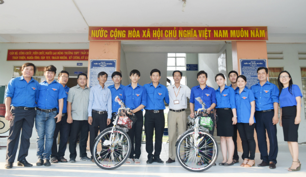 Tặng xe đạp cho hai học sinh có hoàn cảnh khó khăn, có thành tích xuất trong học tập