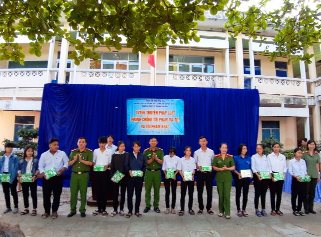 Đ/c Hồ Thị Xuân Hương – PBT Đoàn Công an tỉnh (bìa phải) tặng quà cho các em học sinh có hoàn cảnh khó khăn