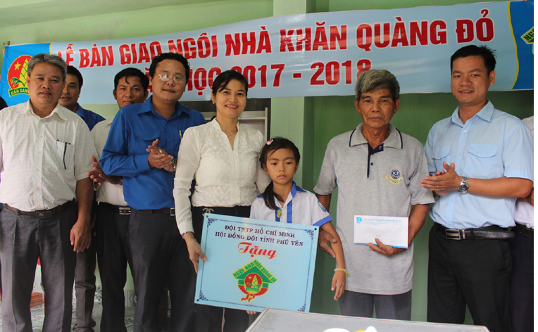 Hội đồng Đội tỉnh và lãnh đạo UBND xã Hòa Quang Nam (huyện Phú Hòa) bàn giao nhà Khăn quàng đỏ cho em Dương Nguyễn Trà My.