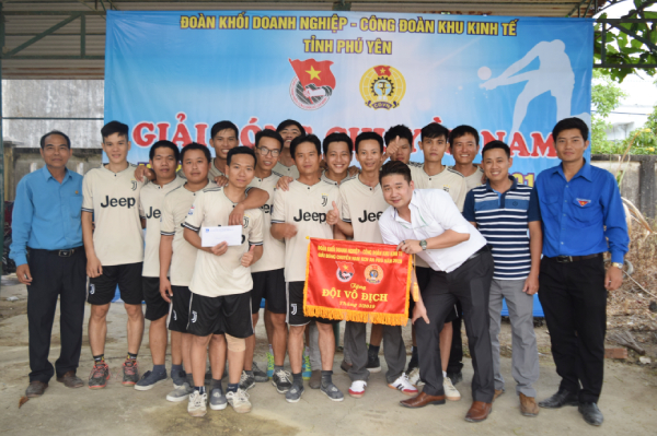 Ban Tổ chức trao giải nhất cho Công ty TNHH CCIPY Việt Nam.