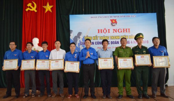 Đồng chí Phan Xuân Hạnh - UVBCH Trung ương Đoàn, Bí thư Tỉnh Đoàn Phú Yên tặng bằng khen cho các tập thể xuất sắc.