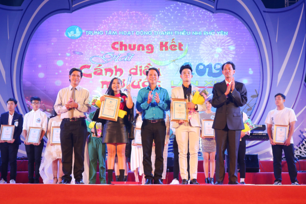 Ban Tổ chức trao giải nhất cho hai thí sinh xuất sắc ở thể loại hát.