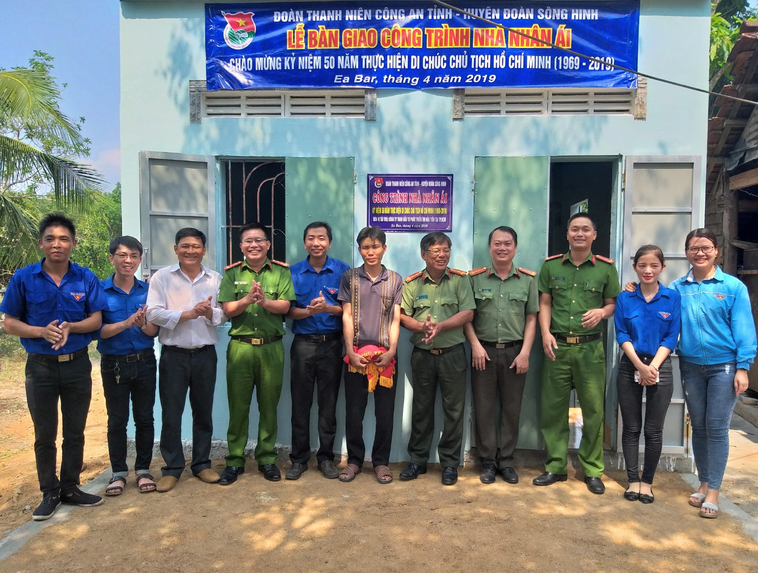 Bàn giao Nhà nhân ái cho gia đình anh Lành Văn Phong.