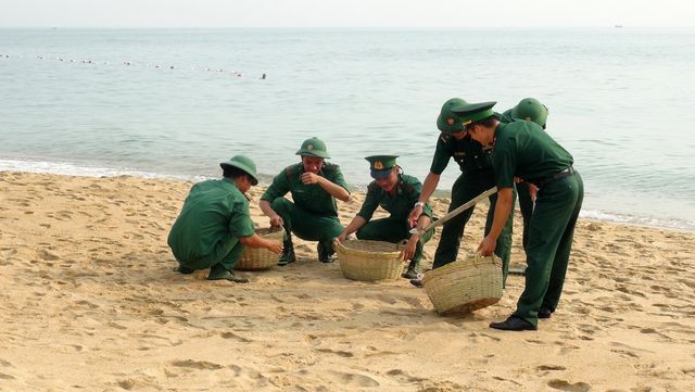 Đoàn viên, thanh niên cùng nhau tham gia làm sạch biển.
