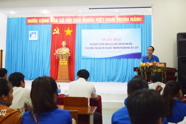 Anh Trần Minh Trí - Phó Bí thư Tỉnh Đoàn, Chủ tịch Hội Sinh viên Việt Nam tỉnh phát biểu tại Ngày hội.