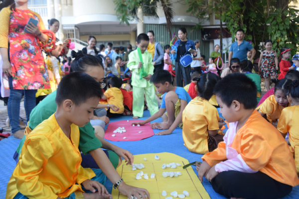 Các em thiếu nhi tham gia trò chơi dân gian ô ăn quan.