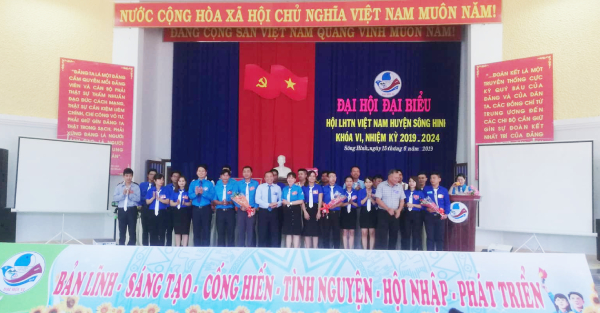 Ủy ban Hội LHTN Việt Nam huyện Sông Hinh, khóa VI ra mắt tại đại hội.