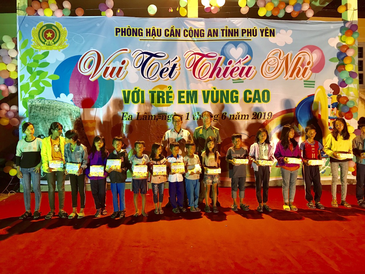 Lãnh đạo Phòng Hậu cần tặng quà cho các em thiếu nhi xã Ea Lâm