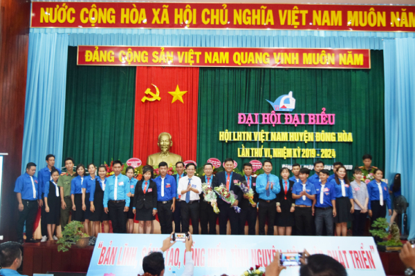 Các đồng chí lãnh đạo tặng hoa chúc mừng các anh chị chọn cử vào Ủy ban Hội LHTN huyện Đông Hòa khóa VI, nhiệm kỳ 2019 - 2024.