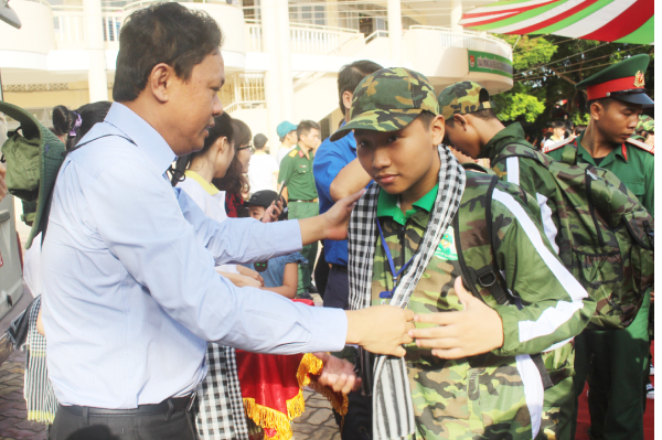 Anh Phan Xuân Hạnh - Bí thư Tỉnh Đoàn trao thẻ và khăn choàng cổ cho các học viên.