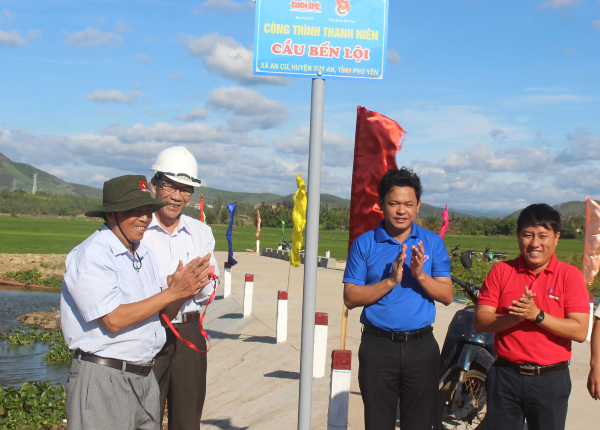 Lãnh đạo Ban Dân vận Tỉnh ủy và Ban Tổ chức khánh thành công trình thanh niên cấp tỉnh cầu Bến Lội.