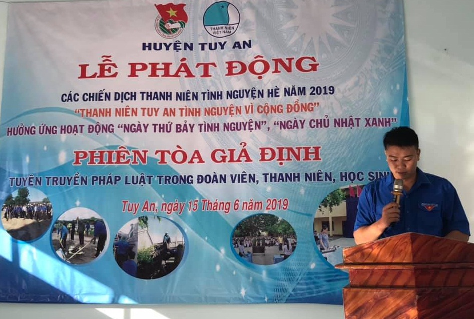 Đ/c Phan Quang Phi - Phó Bí thư Huyện Đoàn phát biểu phát động ra quân Chiến dịch Hè 2019.