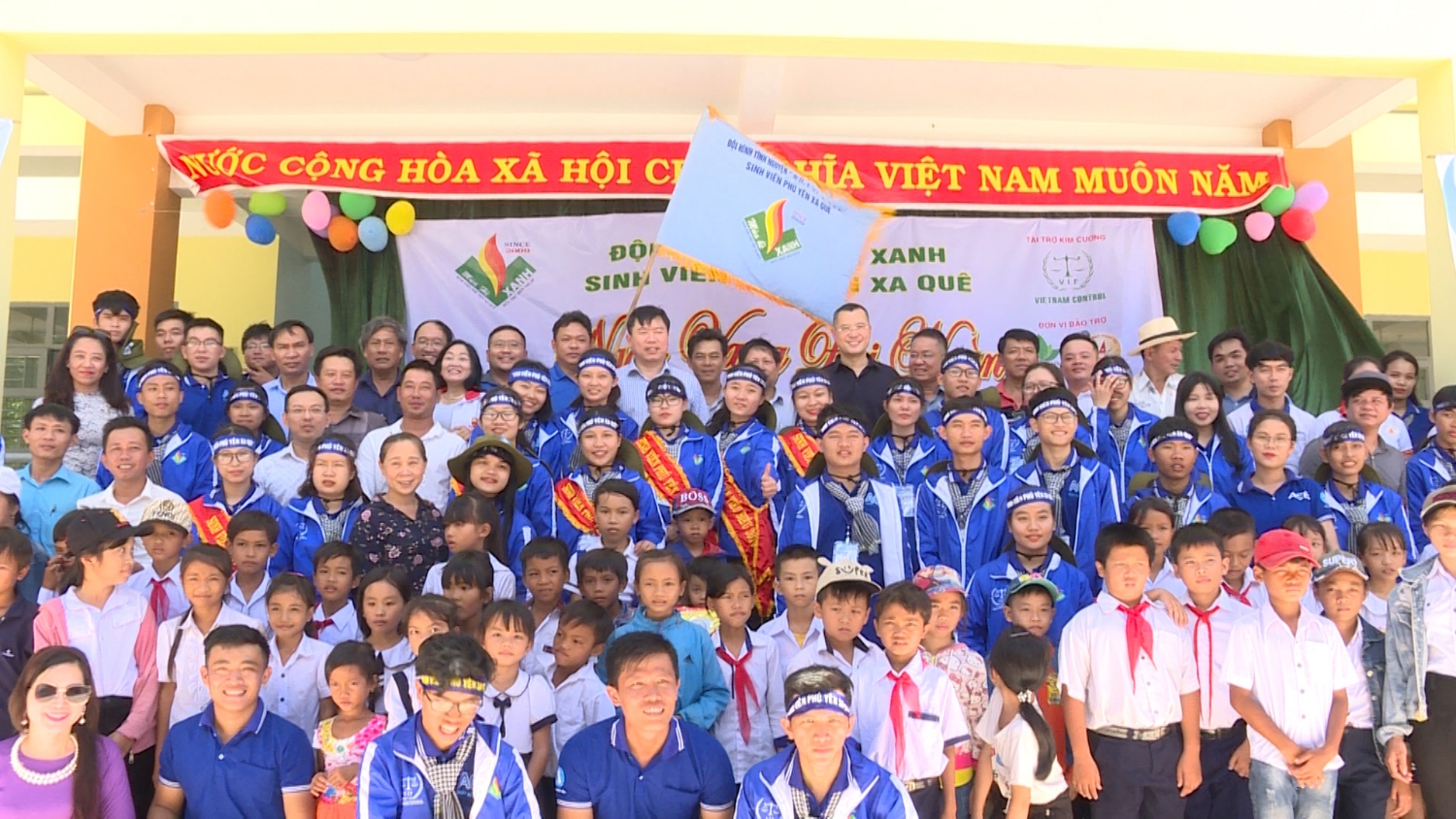 Các đồng chí lãnh đạo tỉnh chụp hình lưu niệm với đội hình Mùa hè xanh sinh viên Phú Yên xa quê.