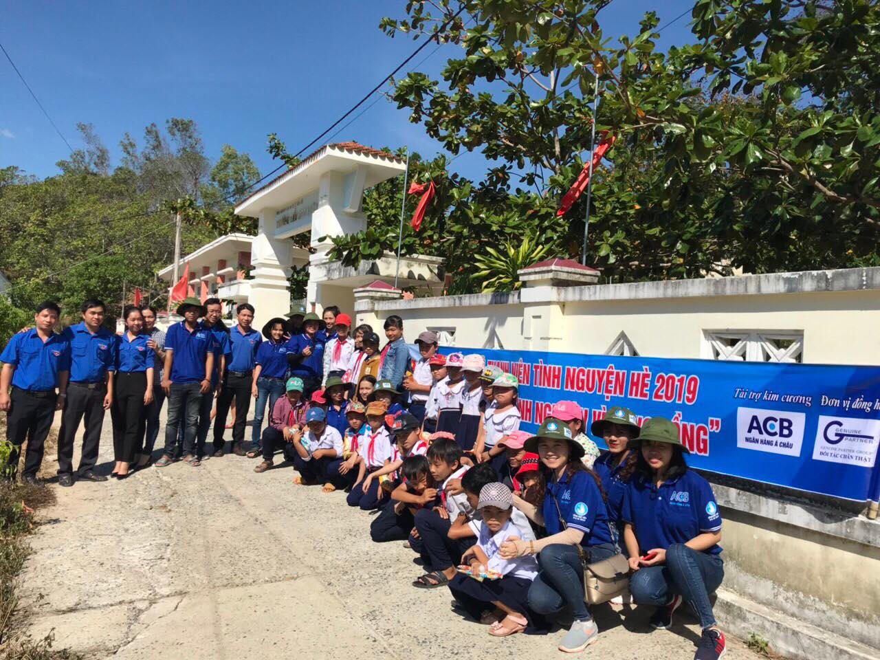 ĐVTN tham gia hoạt động tại tình nguyện hè tại xã Xuân Lâm.