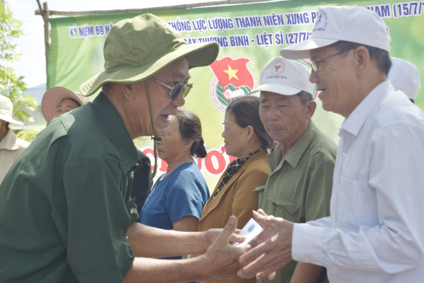 Trao quà các gia đình thương binh, liệt sĩ, hội viên Hội Cựu thanh niên xung phong có hoàn cảnh khó khăn.