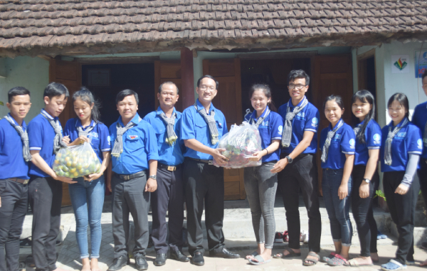 Thăm và tặng quà động viên Đội hình sinh viên Phú Yên xa quê đóng quân tại mặt trận xã Đa Lộc.