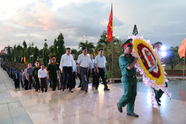 Các đồng chí lãnh đạo tỉnh và đoàn viên, thanh niên dâng hương, đặt vòng hoa tưởng niệm các anh hùng liệt sĩ tại Đài tưởng niệm.