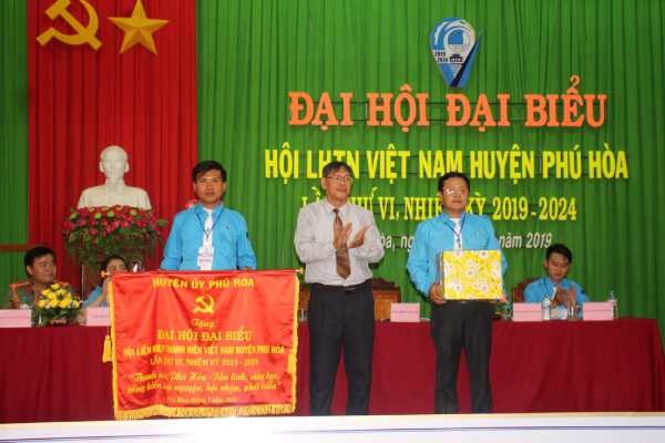 Lãnh đạo Huyện ủy Phú Hòa trao bức trướng cho Đại hội.