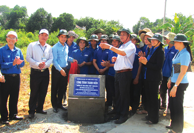 Lãnh đạo Tỉnh ủy, Tỉnh đoàn thăm chiến sĩ mùa hè xanh Trường đại học Xây dựng Miền Trung giúp dân làm đường bê tông tại xã Sơn Thành Đông (huyện Tây Hòa).
