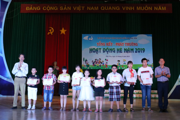 Ban Tổ chức khen thưởng cho các thiếu nhi xuất sắc trong học tập và sinh hoạt khóa hè 2019.