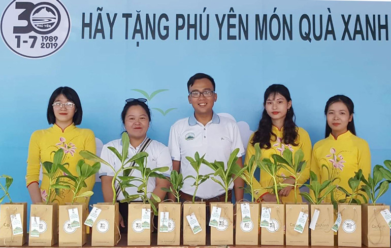 Nguyễn Quang Việt tham gia chương trình “Hãy tặng Phú Yên món quà xanh”.