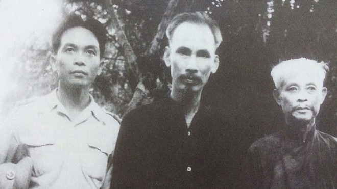 Đại tướng Võ Nguyên Giáp, Chủ tịch Hồ Chí Minh và Trưởng ban Thường trực Quốc hội Bùi Bằng Đoàn (từ trái sang) tại Lễ thụ phong quân hàm Đại tướng của ông Võ Nguyên Giáp, ngày 28/5/1948
