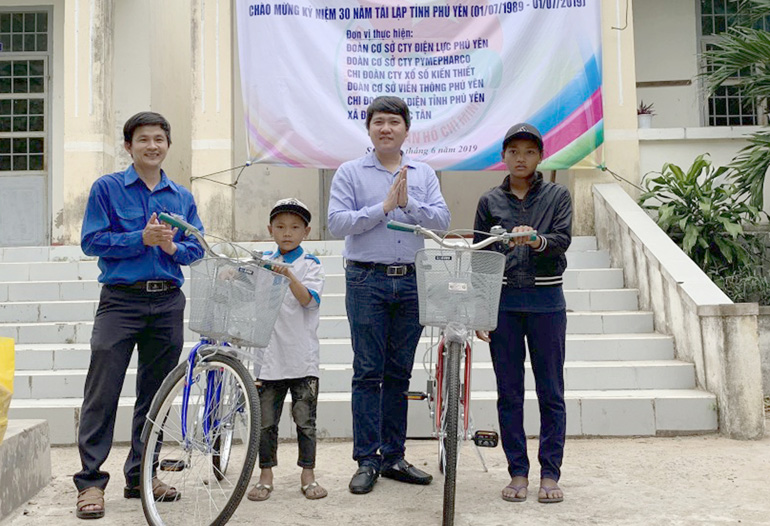 Đoàn cơ sở Công ty Điện lực Phú Yên trao xe đạp cho hai học sinh nhận đỡ đầu.