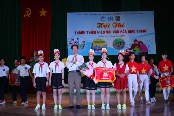 Ban Tổ chức trao giải nhất cho Trường THCS Nguyễn Hữu Thọ.