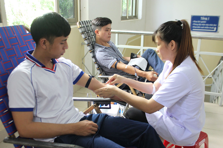 Đoàn viên Đoàn khối Cơ quan - Doanh nghiệp tỉnh tham gia hiến máu.