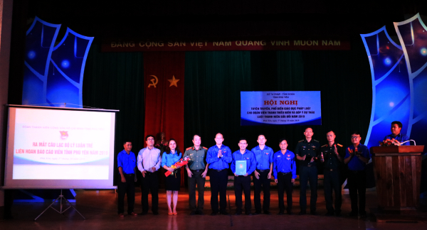 Phó Bí thư Tỉnh Đoàn Trần Minh Trí tặng hoa và trao quyết định cho Câu Lạc bộ Lý luận trẻ Phú Yên.