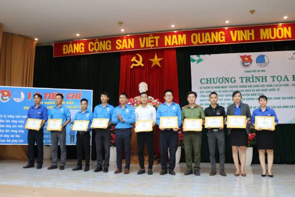 Tuyên dương các cá nhân có ý tưởng sáng tạo khởi nghiệp và sáng kiến chống rác thải nhựa và các đơn vị có mô tình tiêu biểu năm 2019.