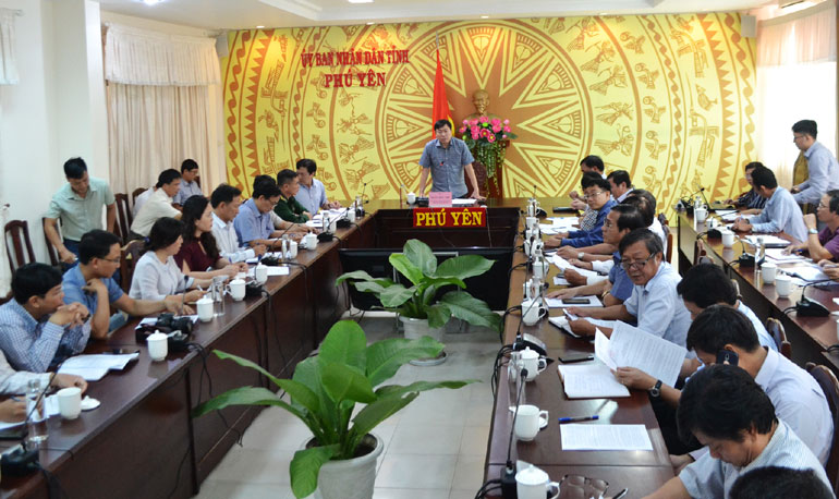 Phó Chủ tịch UBND tỉnh, Phó Trưởng ban Thường trực Ban Chỉ huy PCTT-TKCN tỉnh Trần Hữu Thế phát biểu chỉ đạo tại cuộc họp.