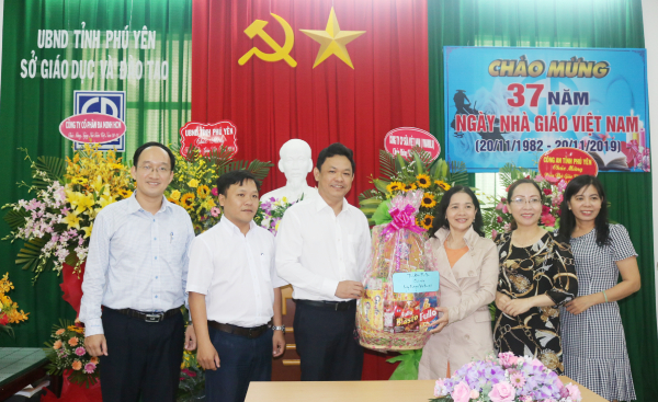 Thường trực Tỉnh Đoàn tặng hoa chúc mừng lãnh đạo Sở Giáo dục và Đào tạo nhân Ngày Nhà giáo Việt nam 20/11.