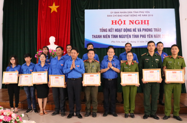 Thường trực Tỉnh Đoàn trao bằng khen cho các tập thể và cá nhân có thành tích xuất sắc trong Hoạt động Hè và phong trào Thanh niên tình nguyện năm 2019.