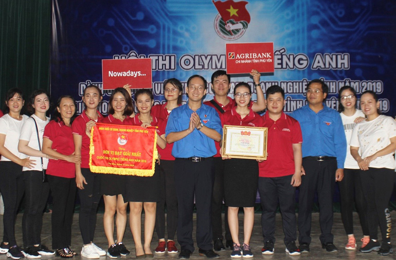 Ban Tổ chức trao giải nhất cho đội Ngân hàng NN-PTNT Việt Nam chi nhánh Phú Yên.