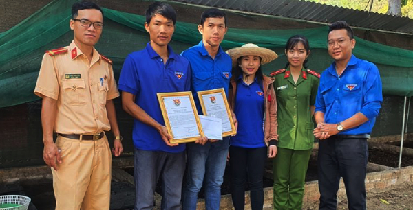 Hỗ trợ nhóm tác giả khởi nghiệp mô hình "Nuôi sâu canxi và trùn quế".