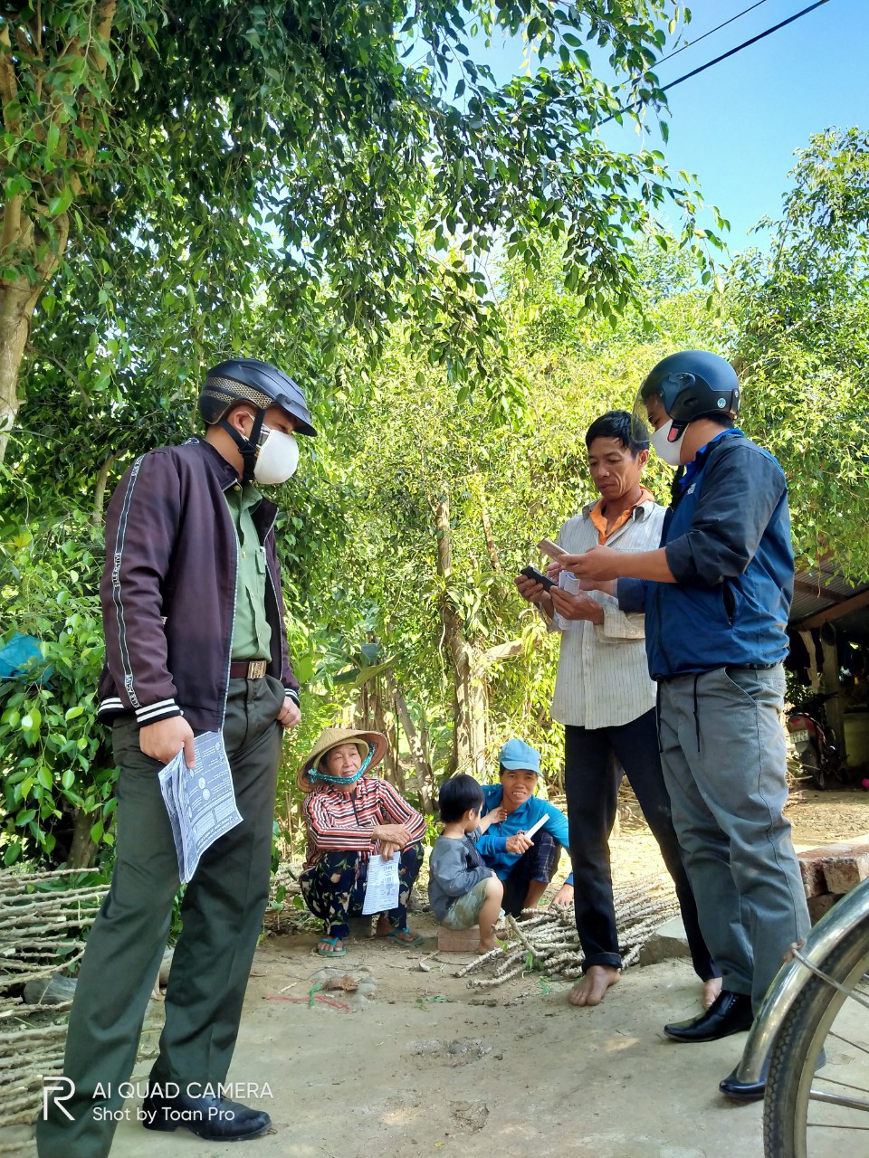 Đoàn viên Tây Hòa hướng dẫn bà con khai báo sức khỏe bằng điện thoại tại thôn Suối Phẩn, xã Hòa Mỹ Tây.